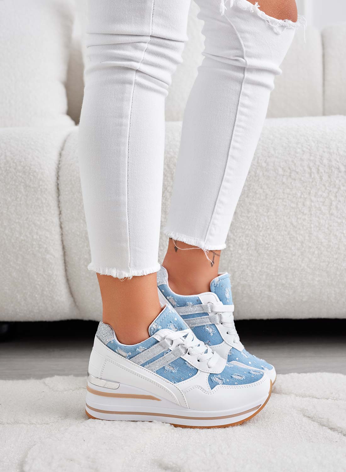 AVERY - Baskets blanches à semelle compensée et empiècements bleu jean