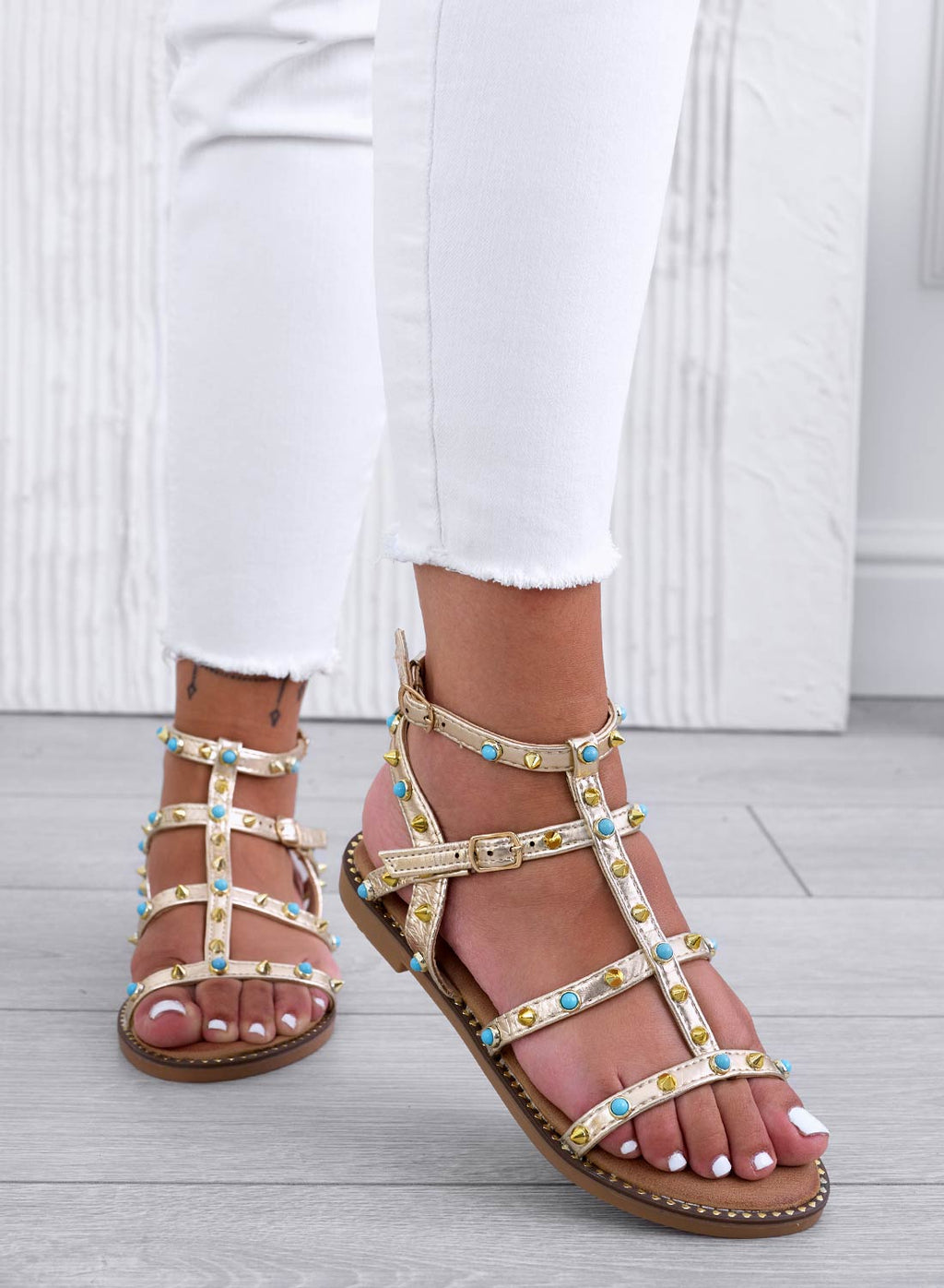 RAYLEE - Sandali bassi oro fasciati con borchie