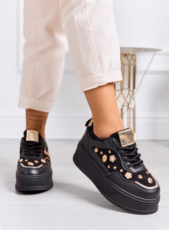 AIDA - Zapatillas plataforma negras con decoraciones doradas