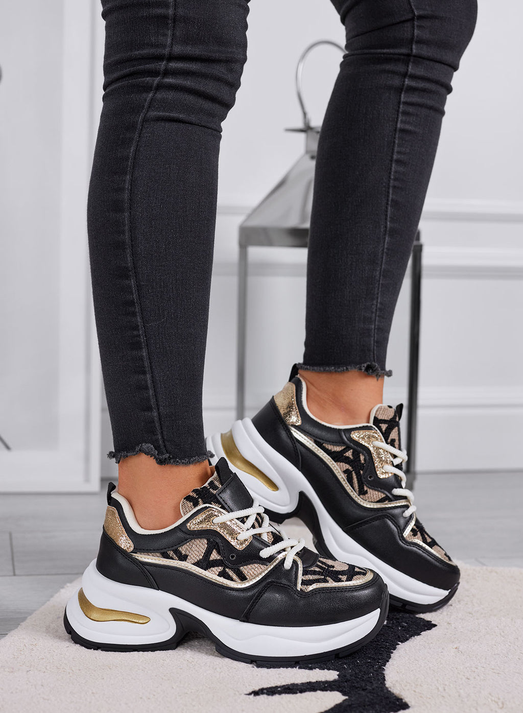 ENEA - Sneakers nere e beige con trama monogram e dettagli oro