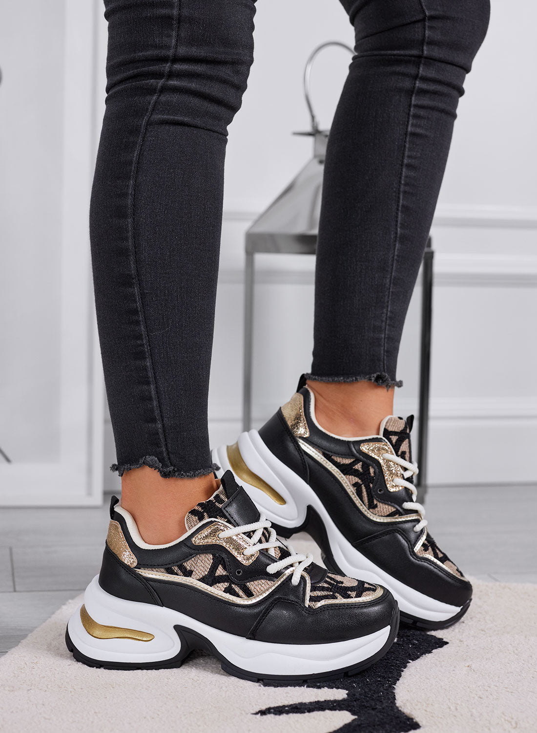 ENEA - Sneakers nere e beige con trama monogram e dettagli oro