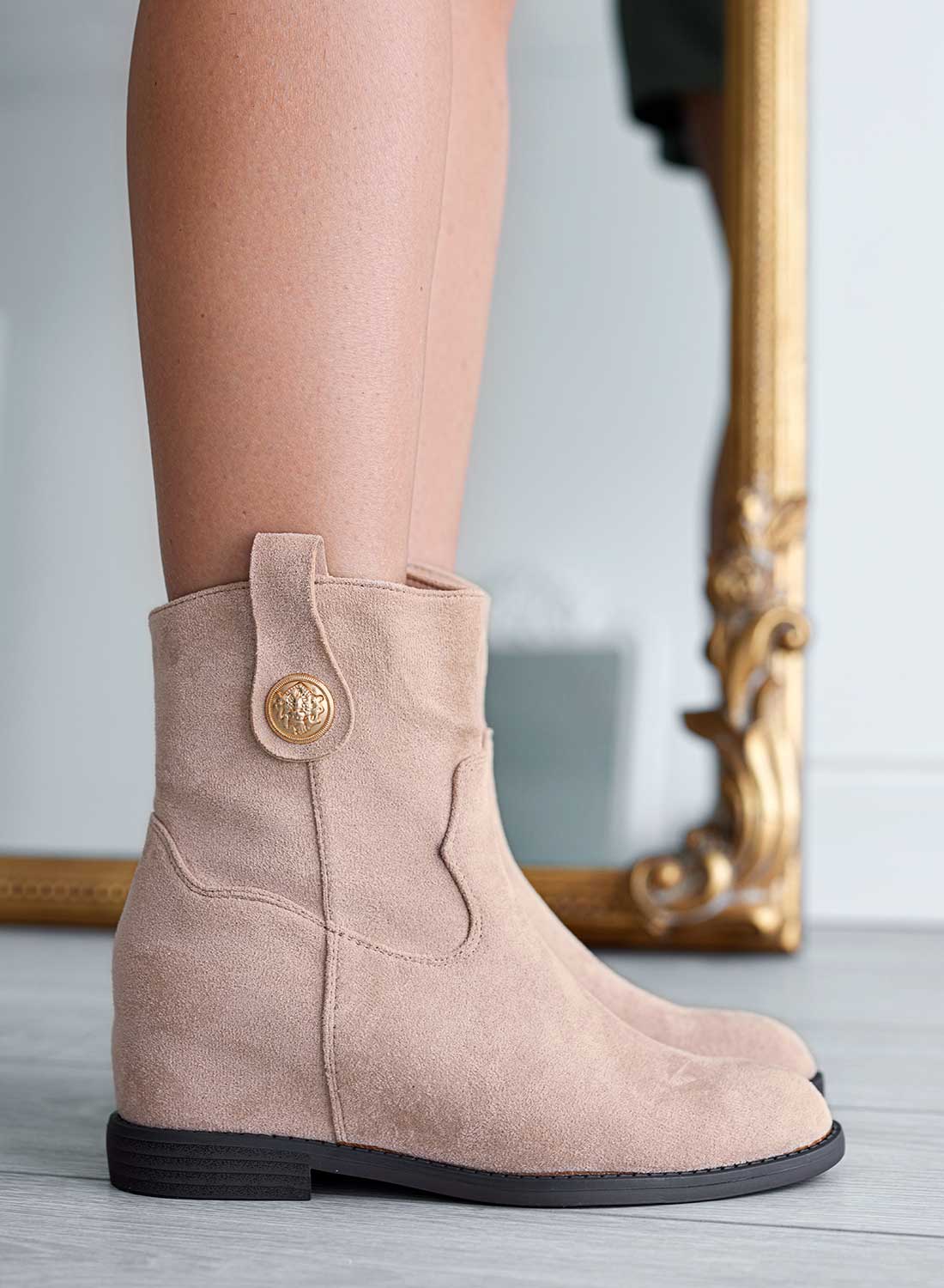 Stivaletti Alexoo beige con bottone oro