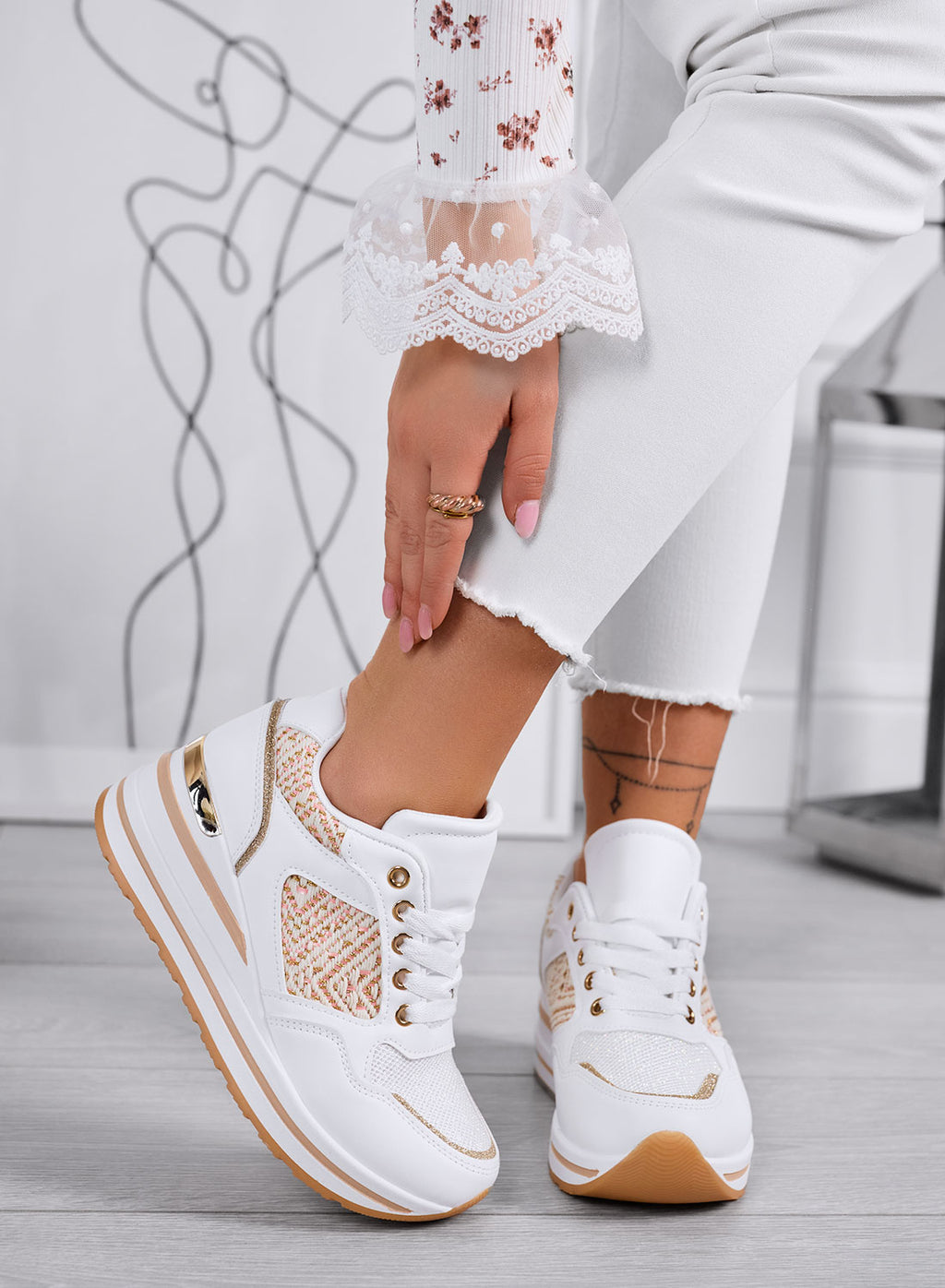 SELLY - Sneakers bianche con zeppa e dettagli ricamati