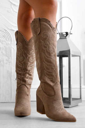 Brown camper boots with embroidery