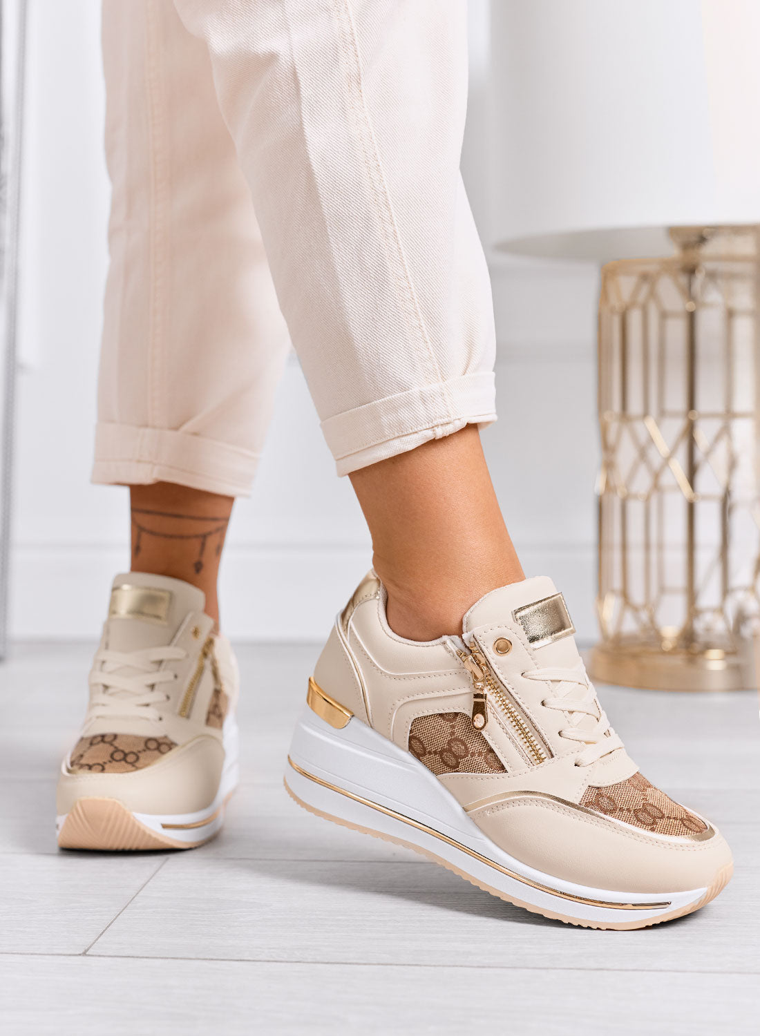JERSEY - Baskets beiges avec fermeture éclair dorée et empiècements monogramme