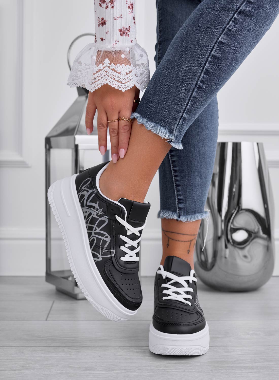 TAYLOR - Black sneakers with heart print