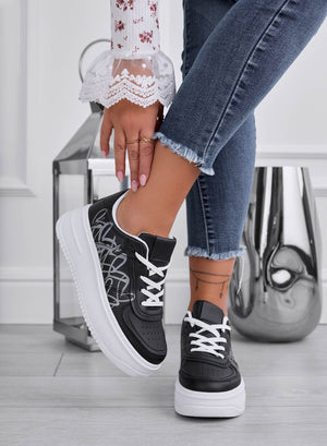 TAYLOR - Black sneakers with heart print