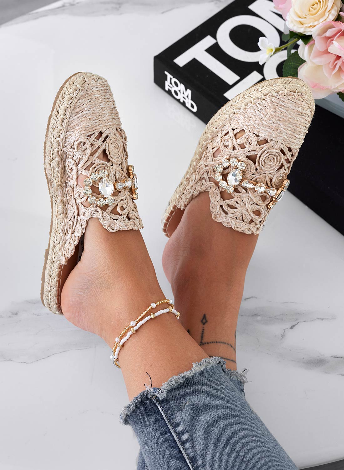 Espadrillas beige sabot ricamate con applicazione gioiello