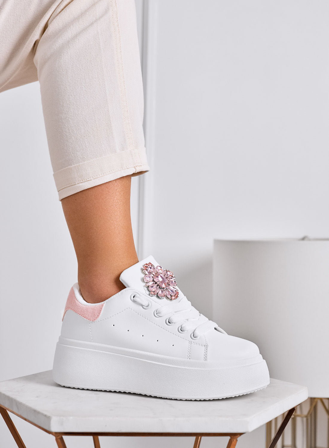 RONNIE - Baskets blanches à plateforme avec grande fleur bijou rose