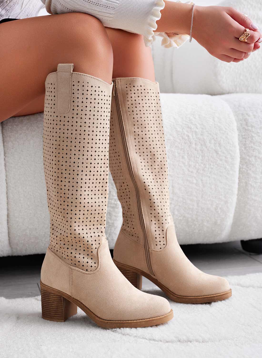 MONIA - Stivali beige traforati con tacco comodo