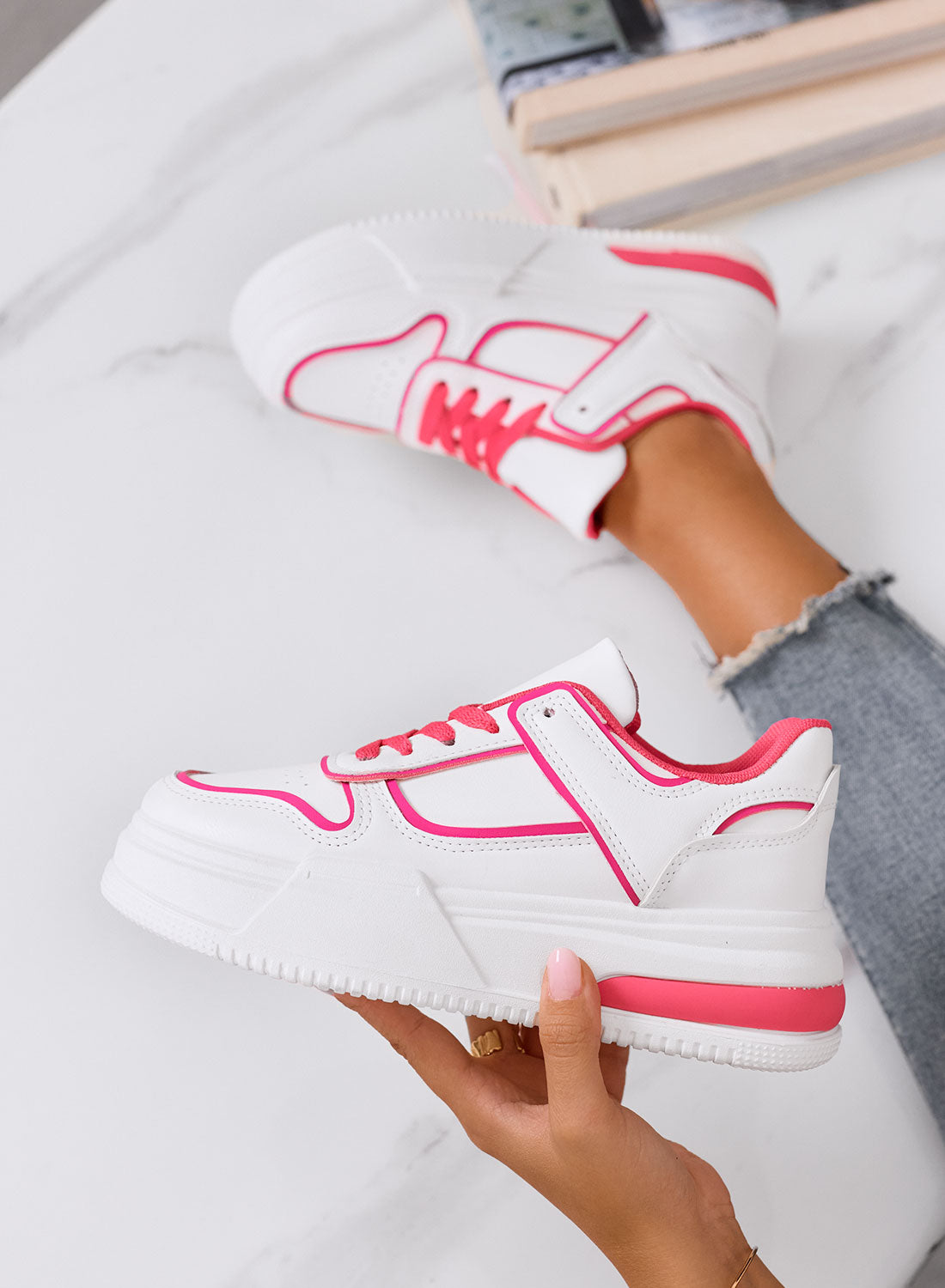 ROBBIE - Sneakers bianche con lacci e bordi fuxia