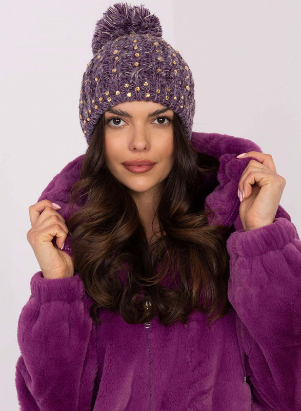 Cappello viola imbottito con strass e pompon