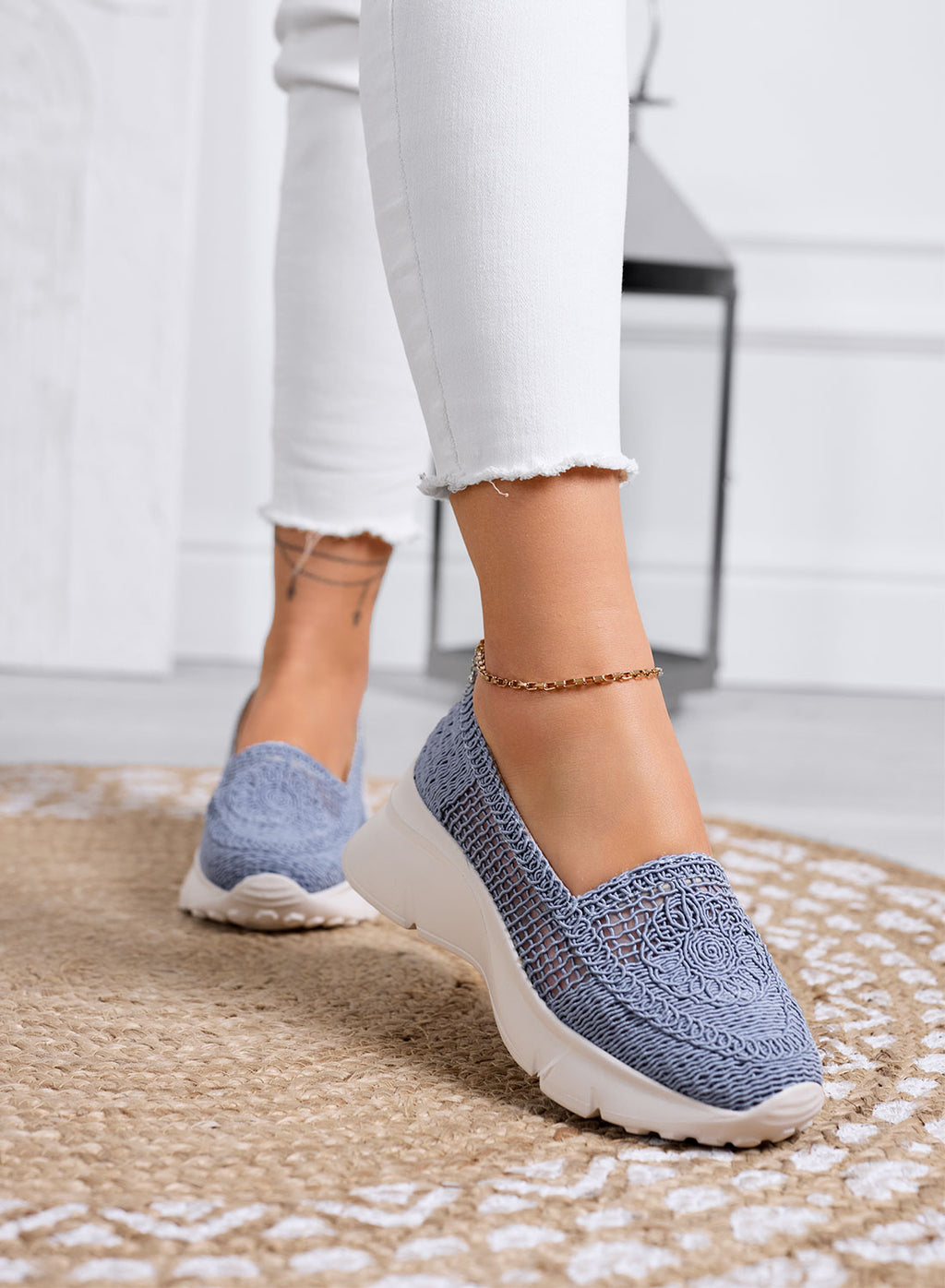 NASTIA - Mocassini azzurri Slip-on traforate in crochet con suola chunky bianca