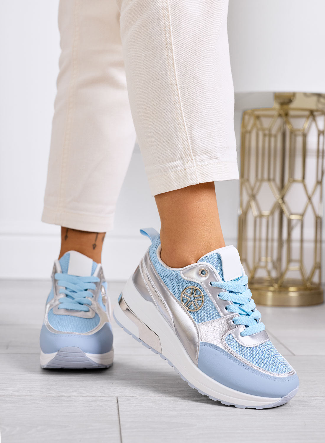 ROMILDA - Baskets bleues avec détails dorés et semelle plateforme