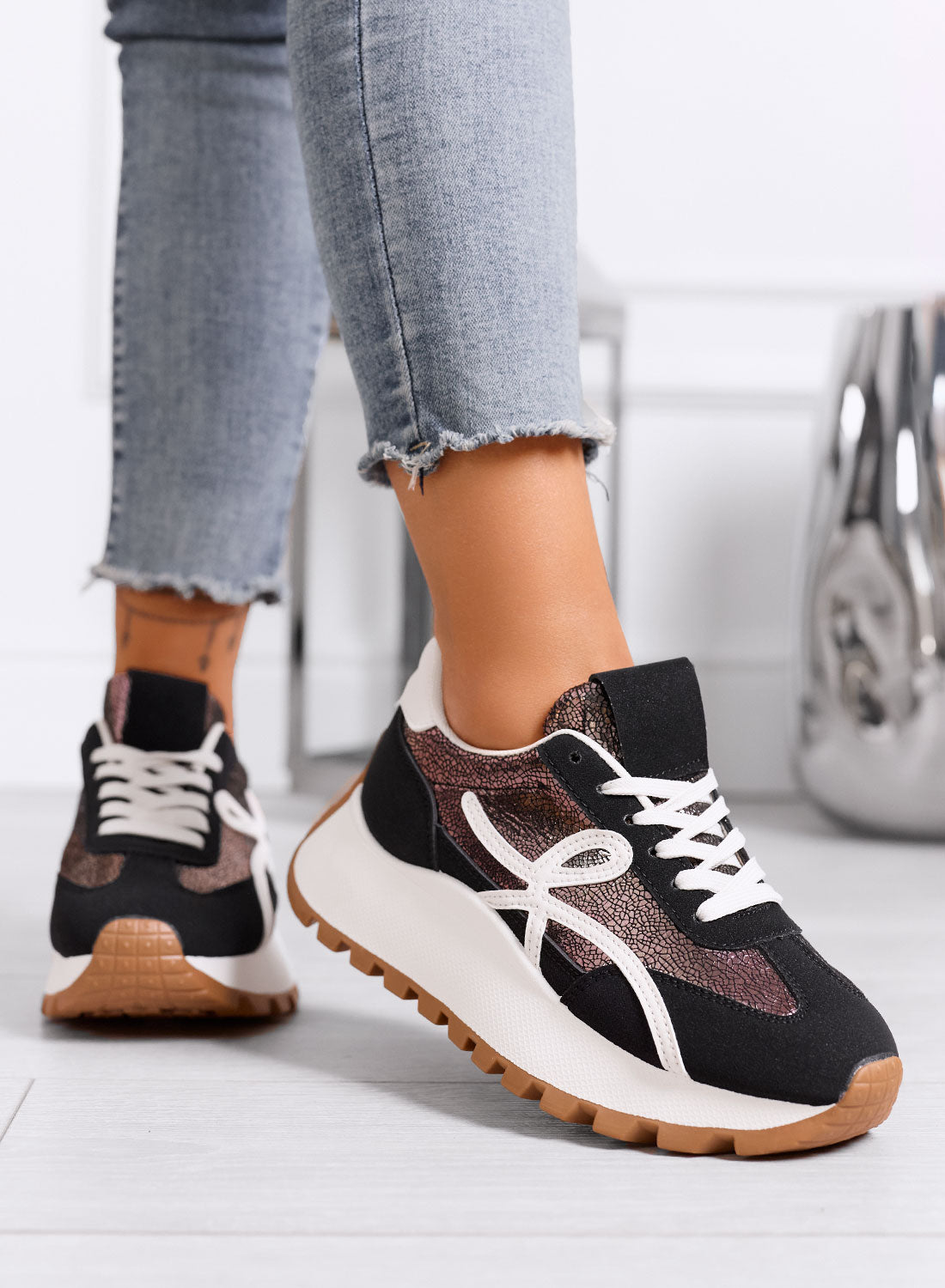 YONA - Baskets noires avec détails blancs et semelle épaisse
