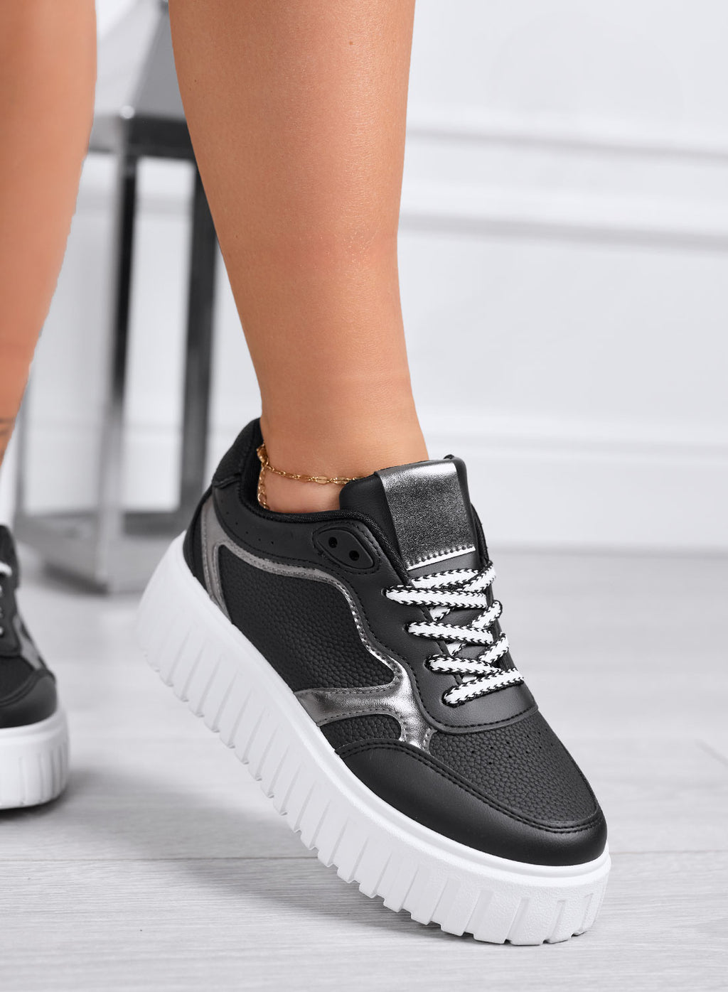 PAMELA - Sneakers nere platform con dettagli grigio metallizati