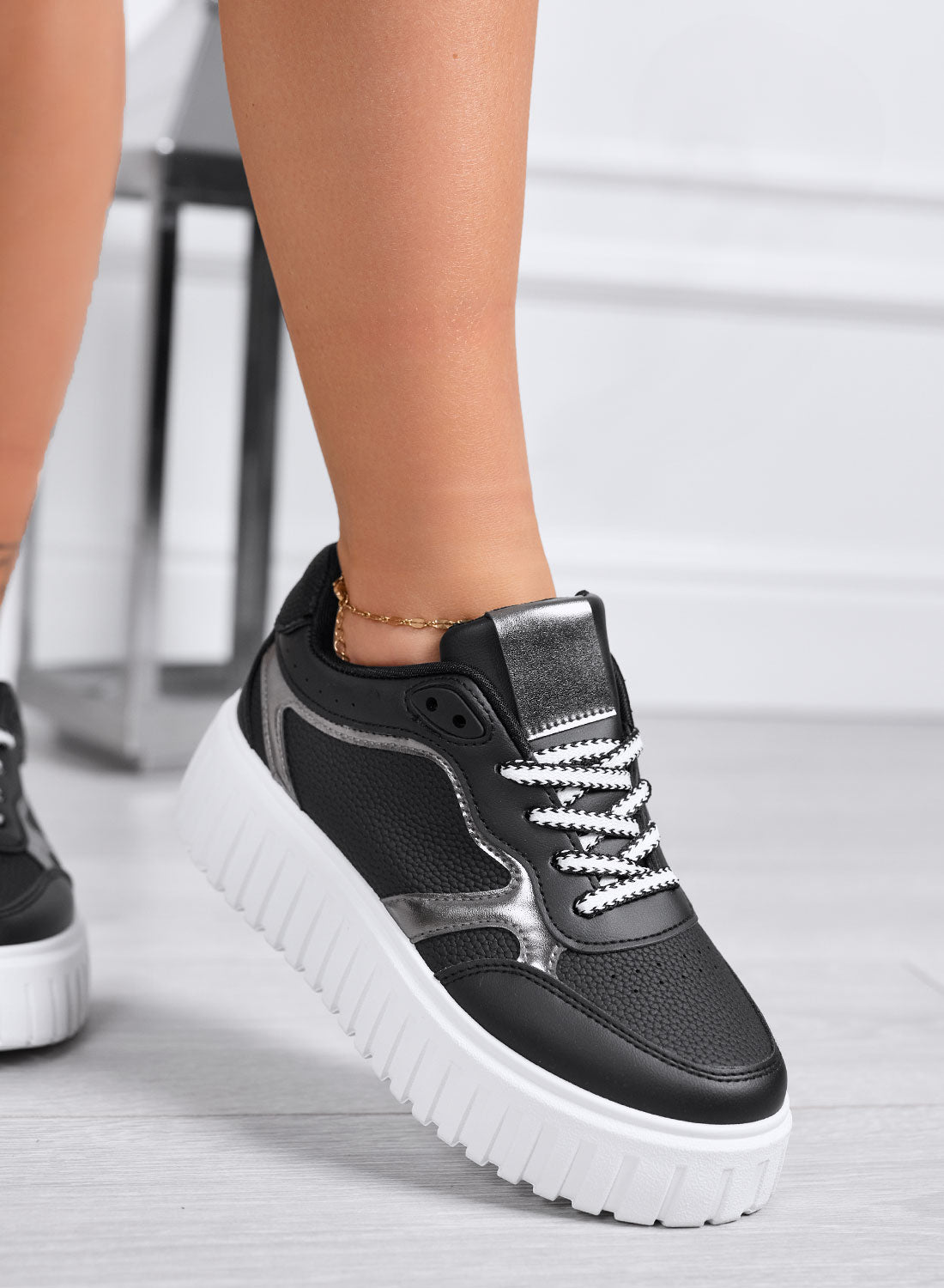 PAMELA - Sneakers nere platform con dettagli grigio metallizati