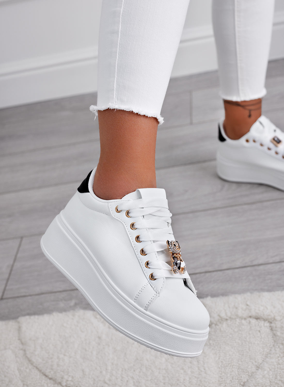 Baskets blanches avec talon noir et ourson bijou
