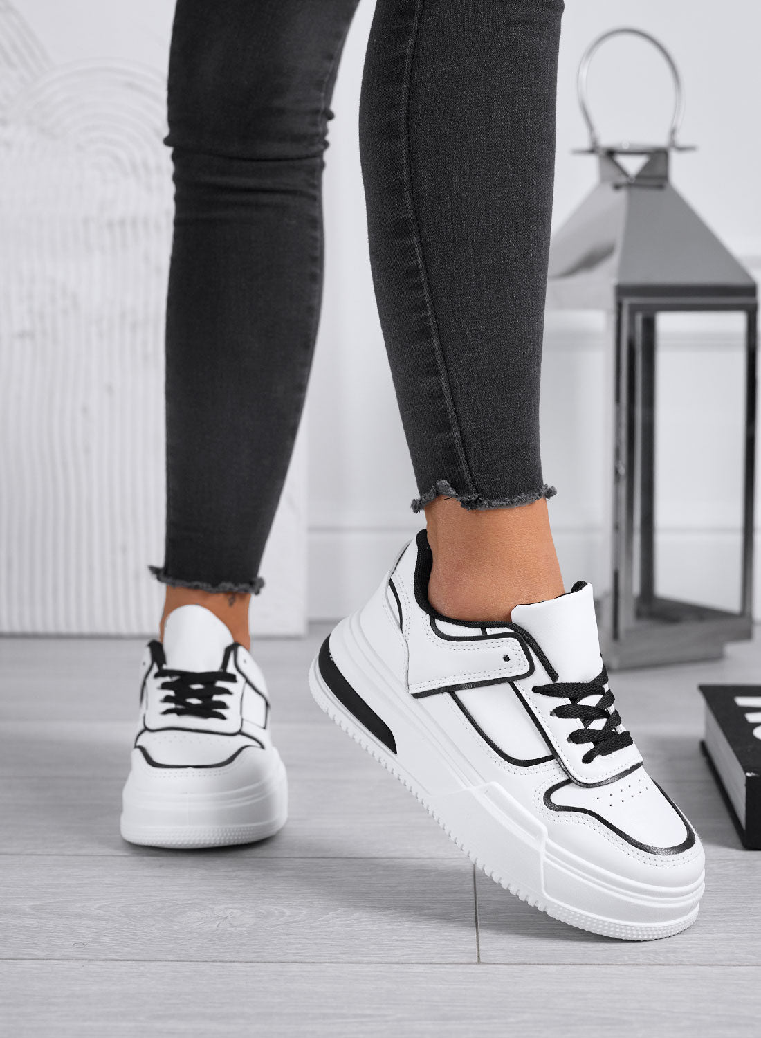 ROBBIE - White sneakers with black laces and edges