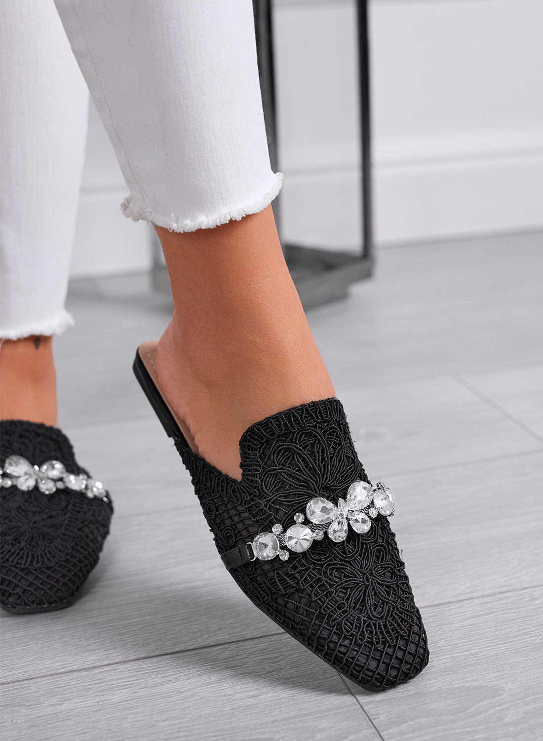 ORIETTA - Sabot in pizzo nero con strass e punta squadrata