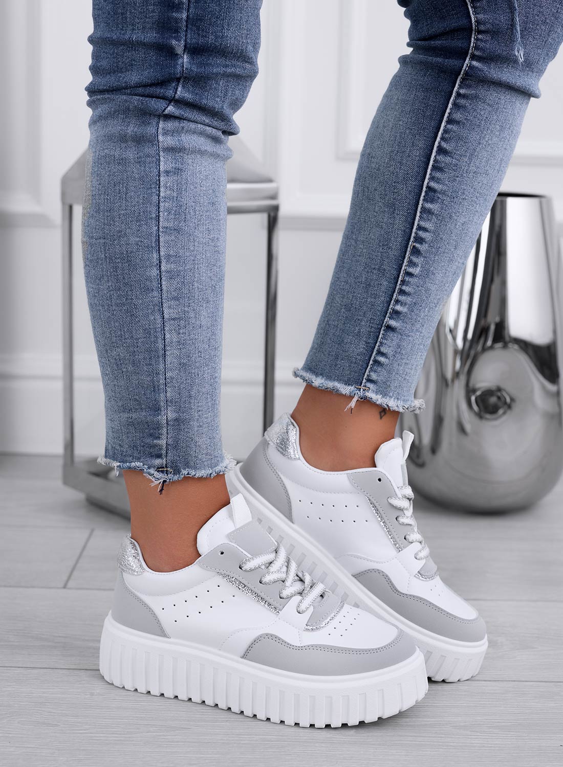 DAIANA - Sneakers bianche con inserti grigi e retro glitter