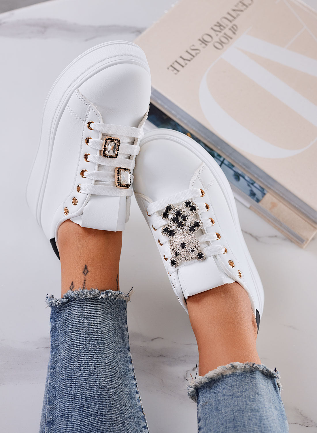 TANIA - Sneakers bianche nero con teddy gioiello