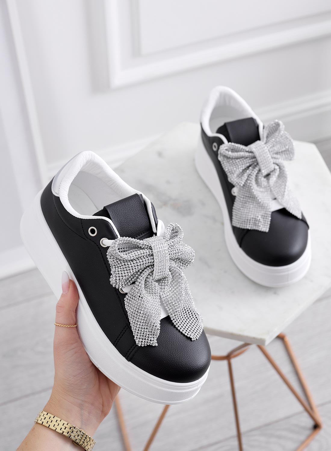 BELGA - Baskets noires avec nœud en strass