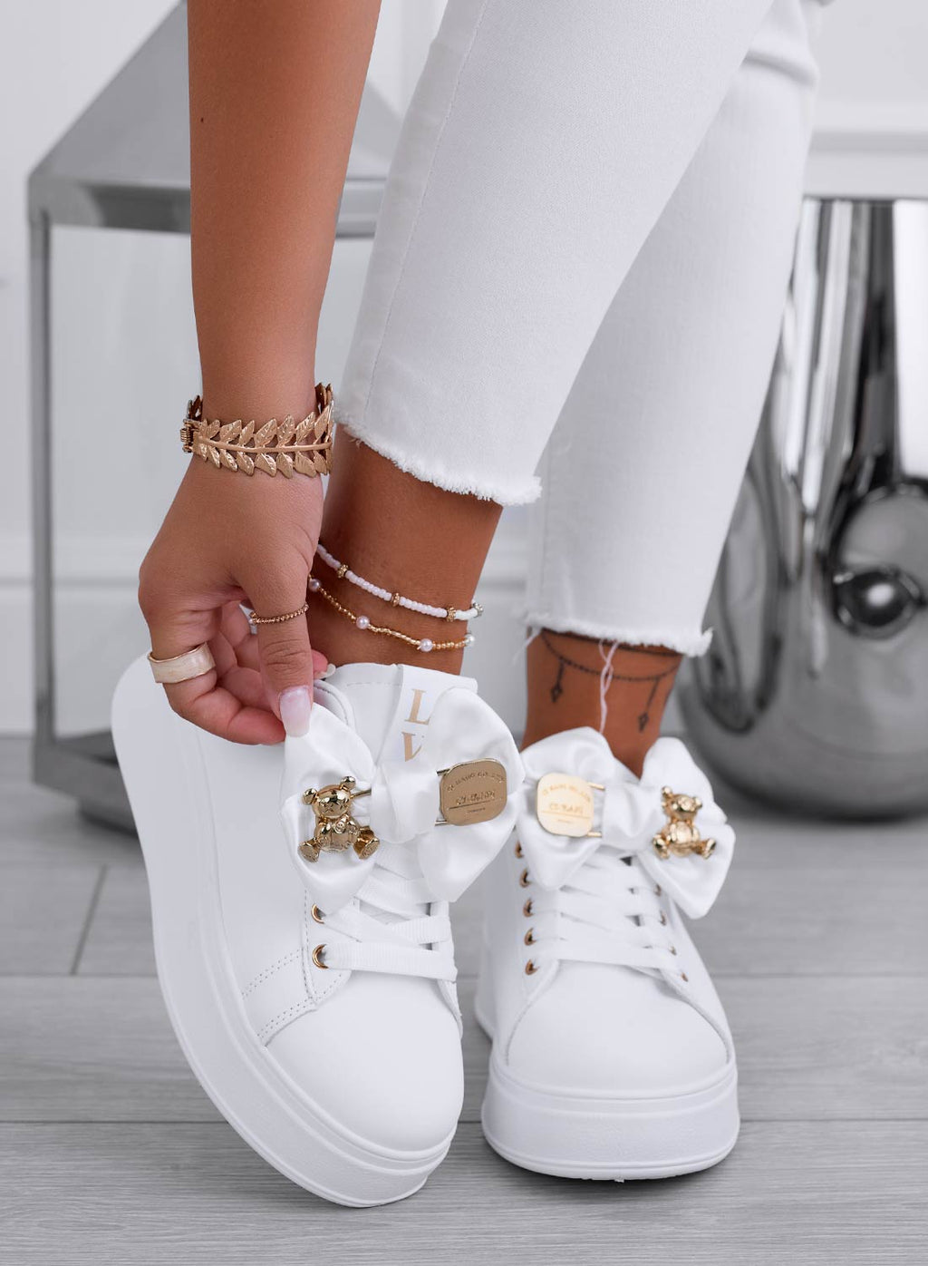 VANESSA - Sneakers bianche con fiocco e teddy oro