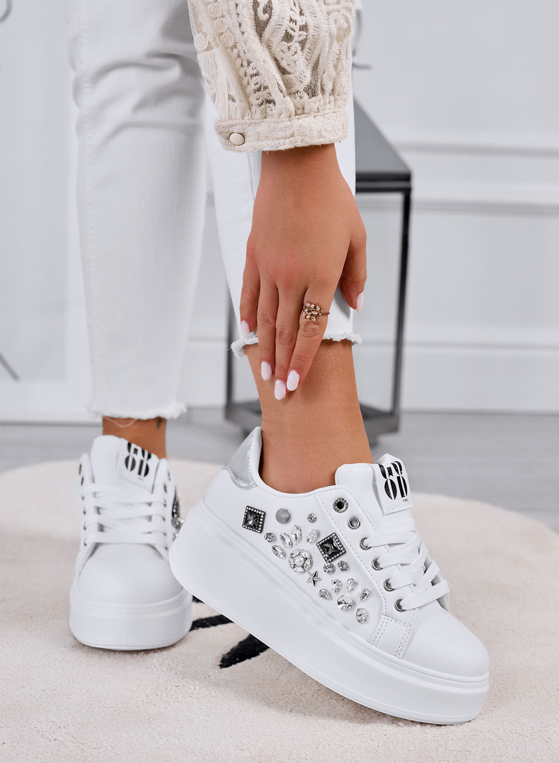 KELLY - Sneakers bianche con zeppa e applicazioni gioiello argento