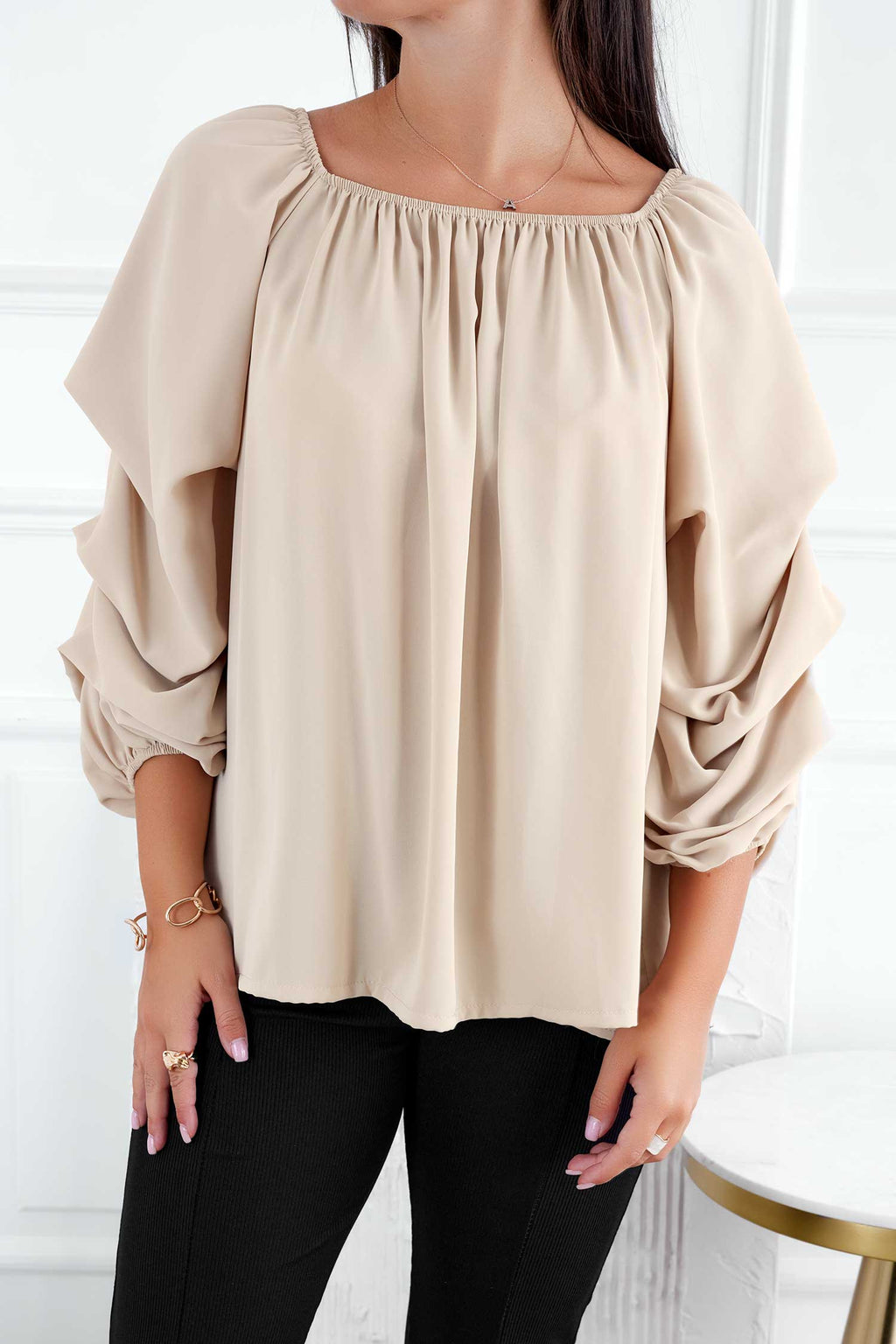 Blusa beige con maniche arricciate