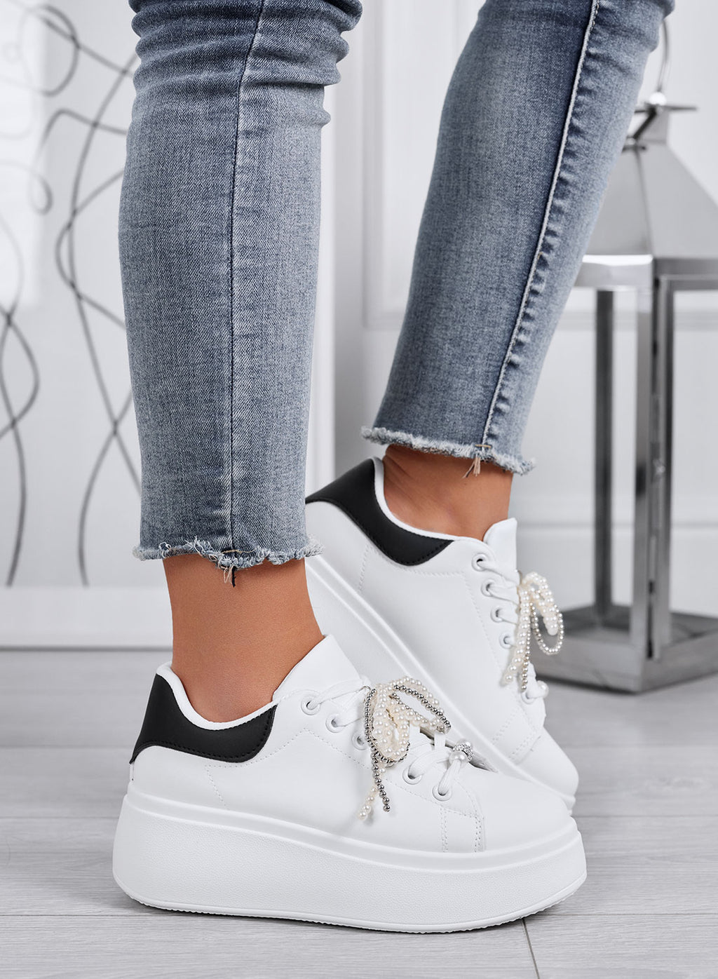 IOLANDA - Sneakers bianche con retro nero e fiocco in perle