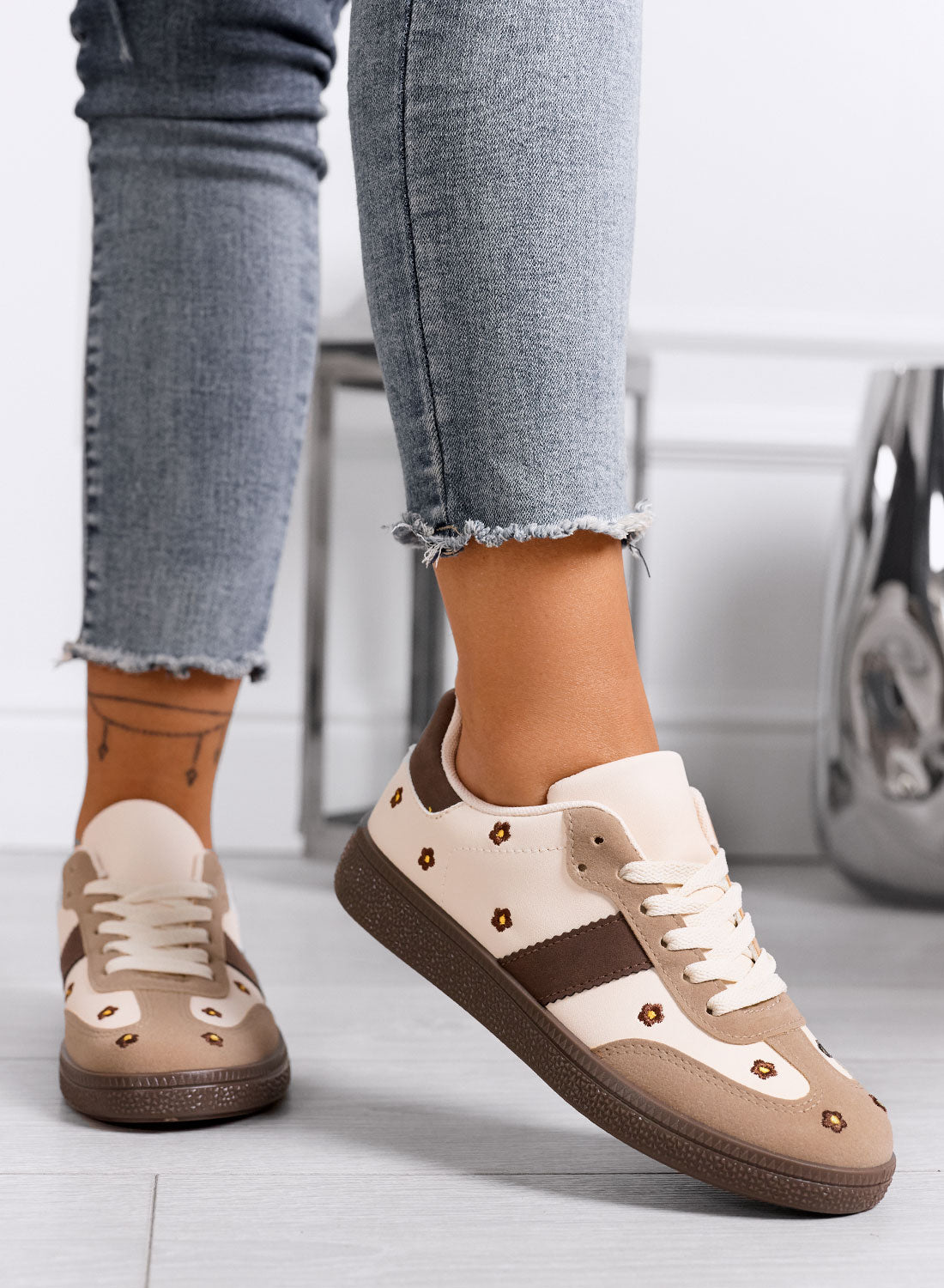 WESTON - Sneakers beige con margherite ricamate e suola marrone