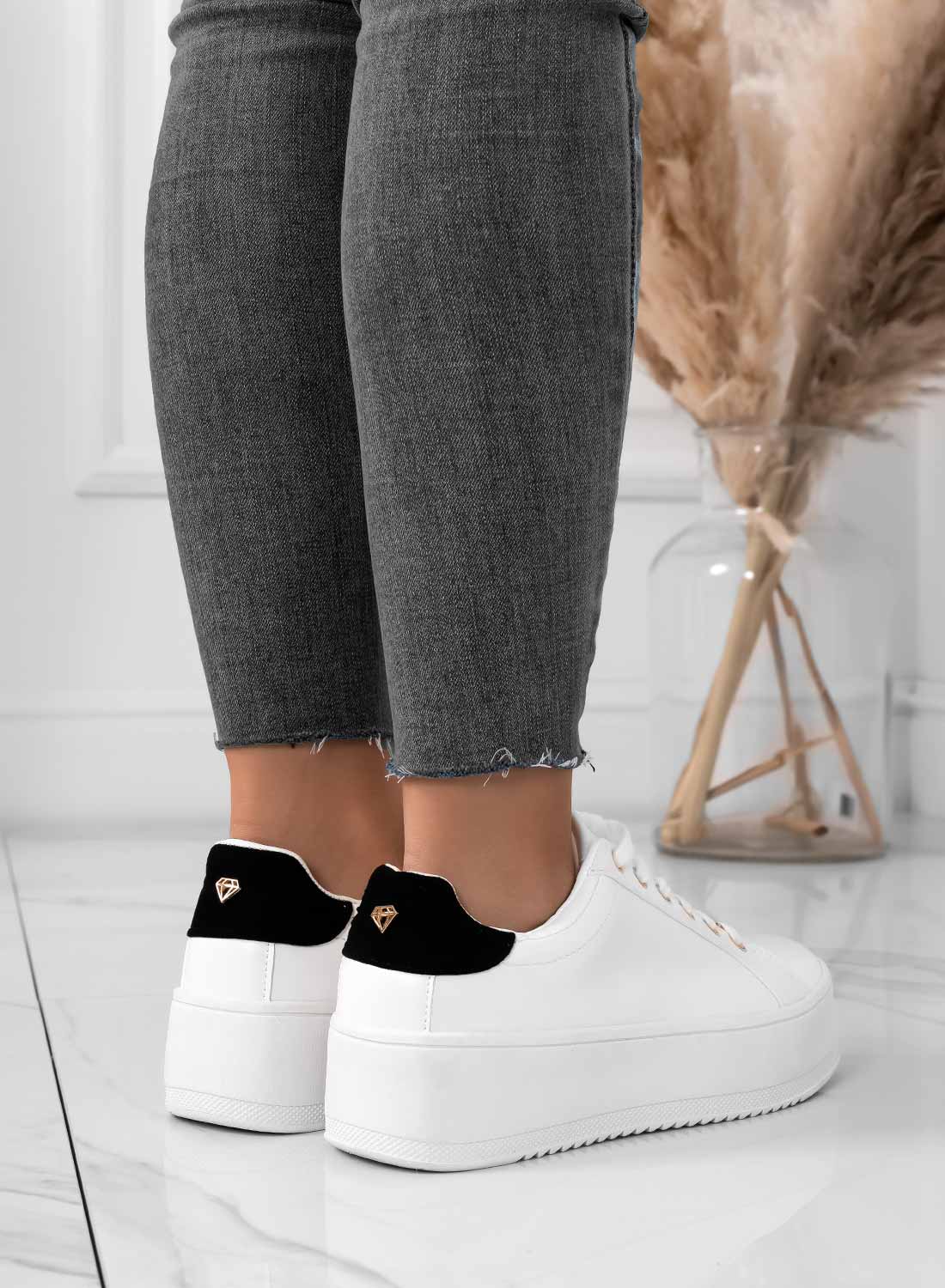 CARRY - White sneakers with gold details and black back
