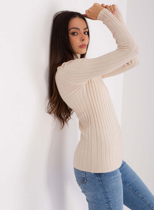 Maglia beige a costine con collo alto