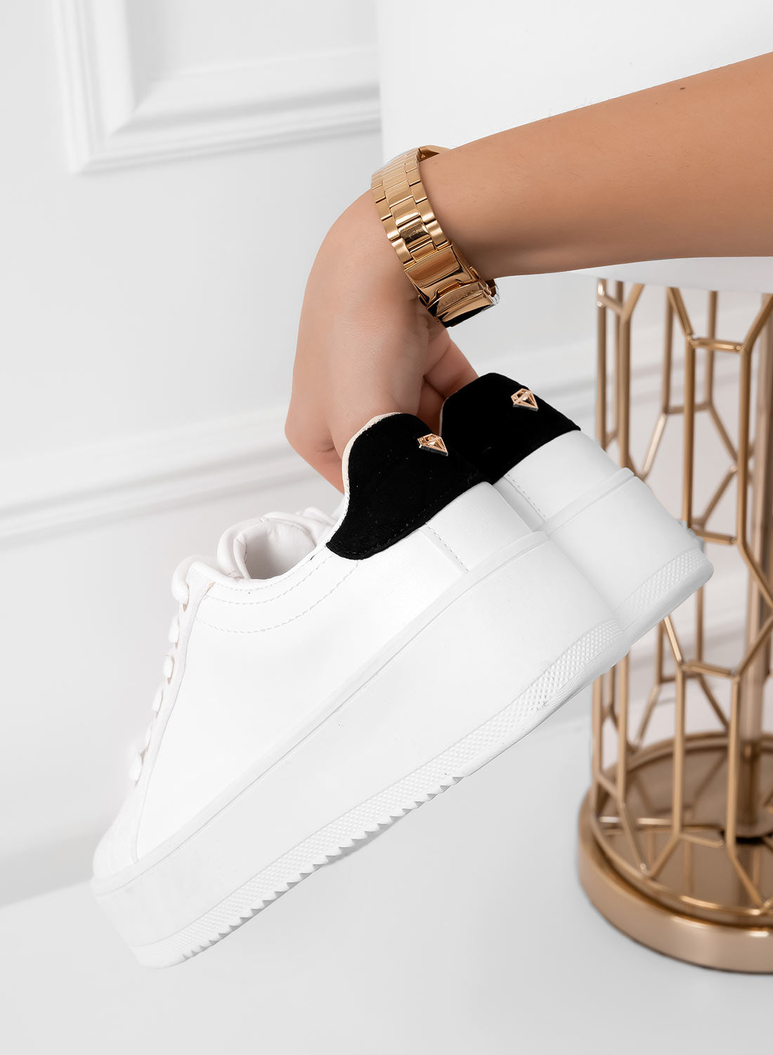 CARRY - White sneakers with gold details and black back