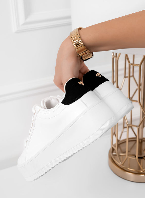 CARRY - Sneakers bianche con rifiniture oro e retro nero