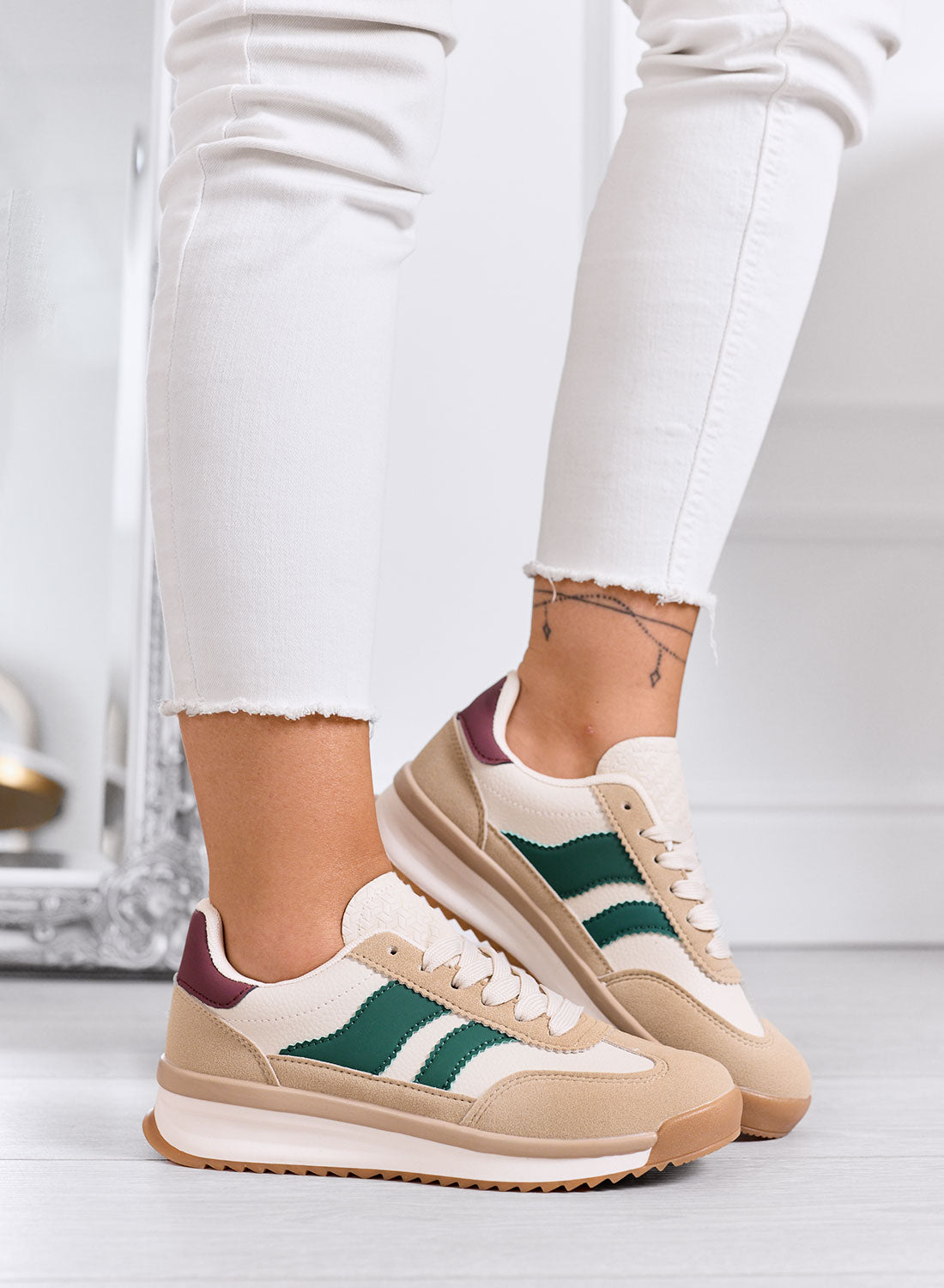 BIELLA - Sneakers beige in tessuto con dettagli verdi e suola in gomma