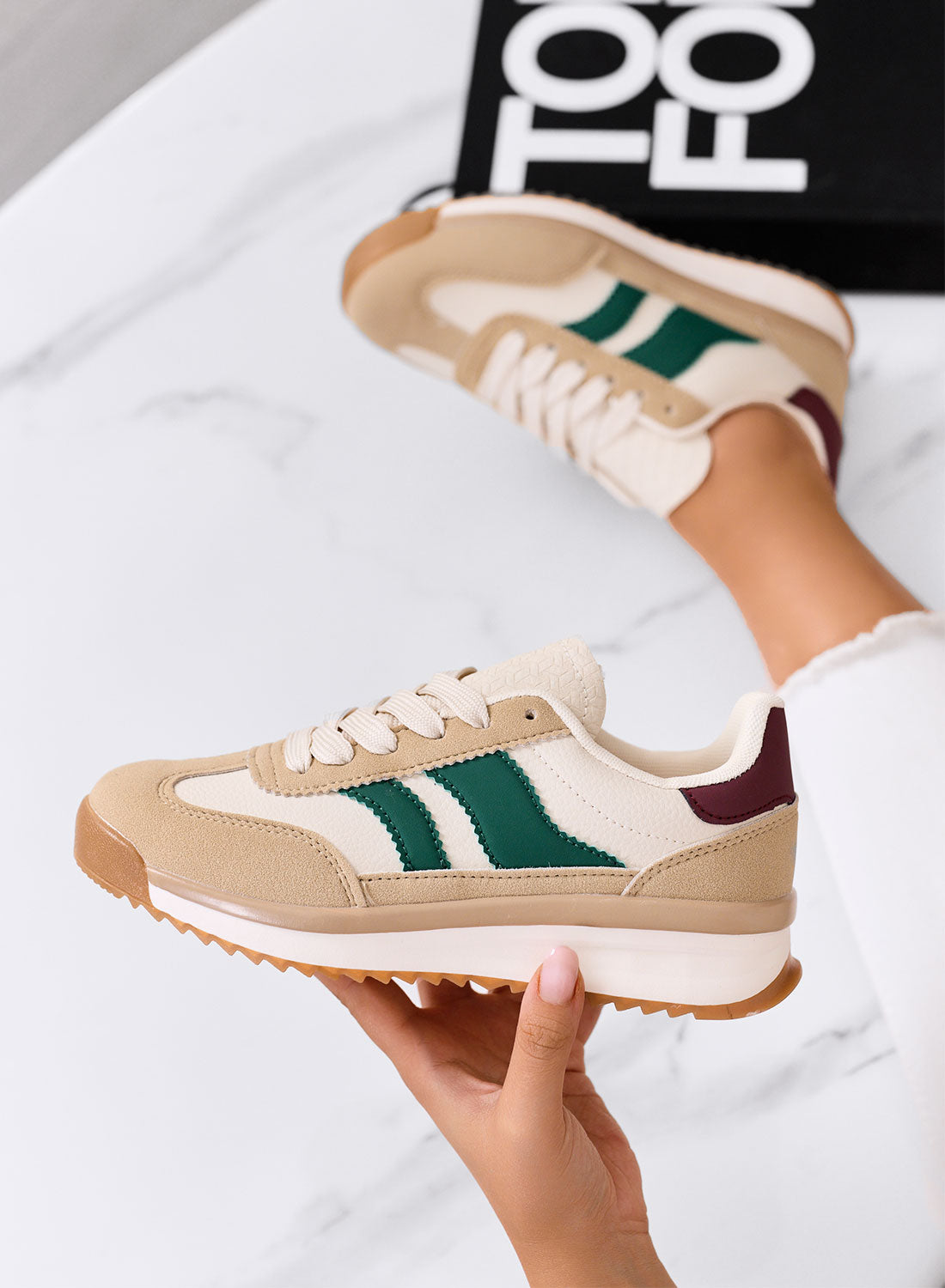 BIELLA - Sneakers beige in tessuto con dettagli verdi e suola in gomma