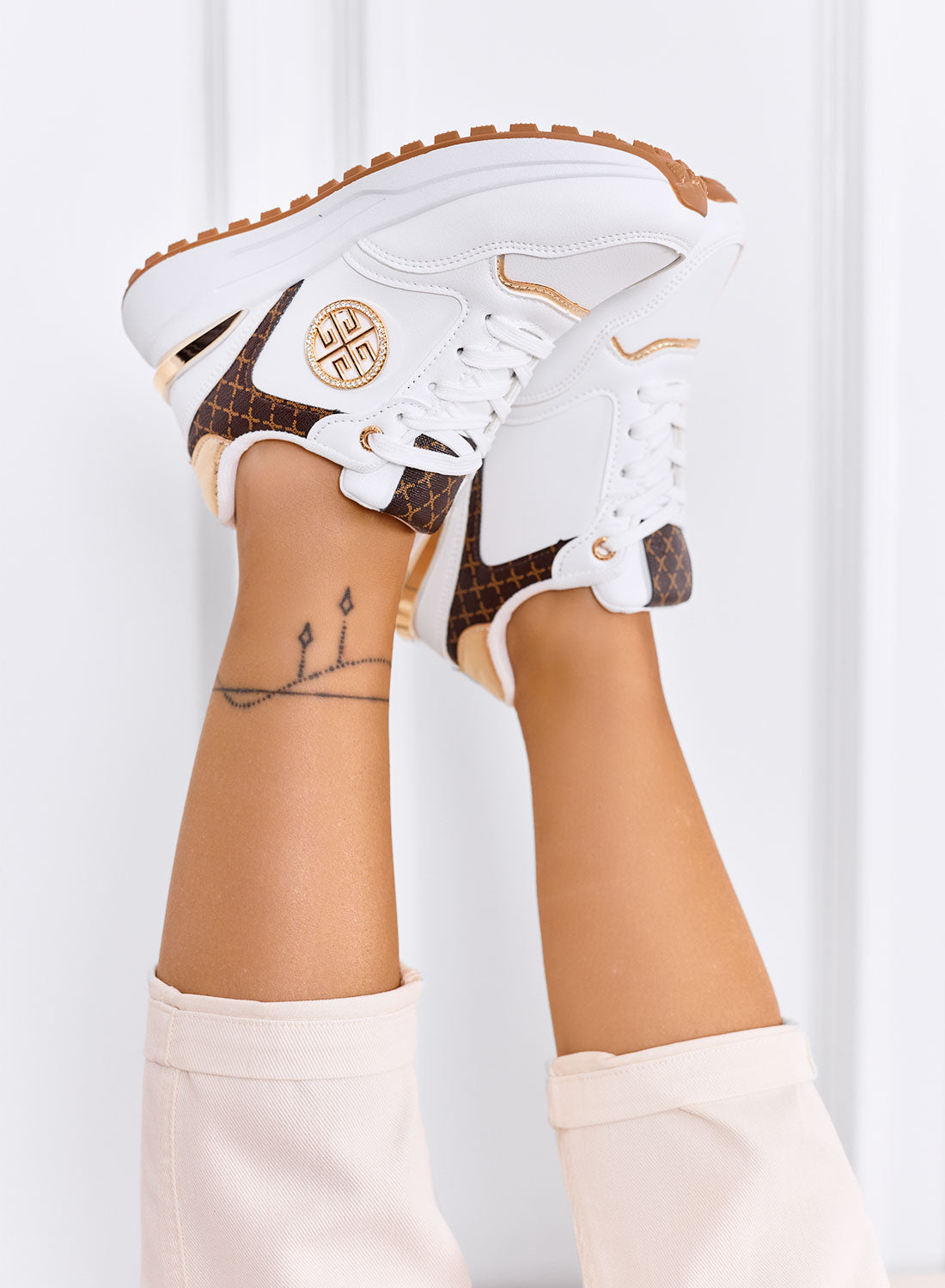 GLAMY - Baskets blanches avec détails dorés et imprimé monogramme