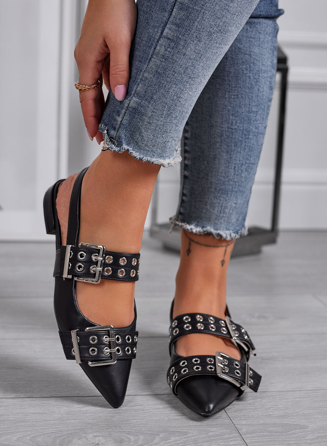 ANTONIA - Black pointed ballerinas with buckles and eyelets for a rock look