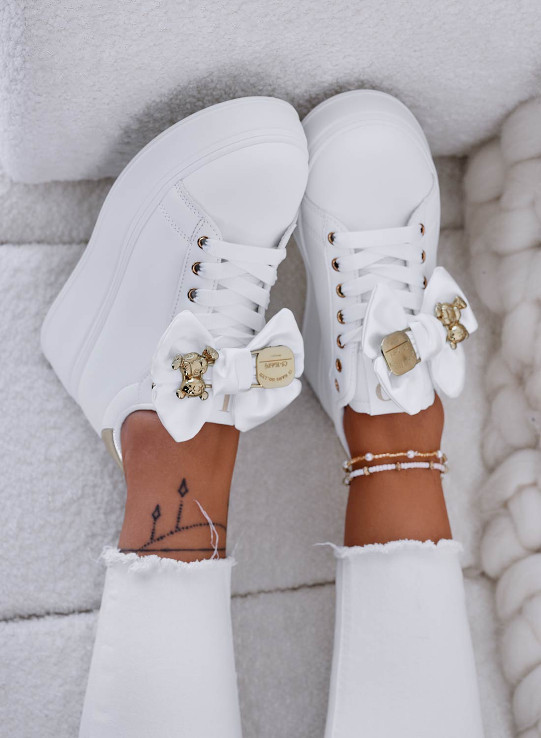 VANESSA - Sneakers bianche con fiocco e teddy oro