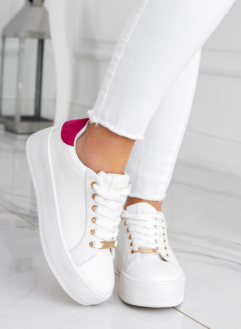 CARRY - Sneakers Bianche Alexoo con rifiniture oro e retro fuxia