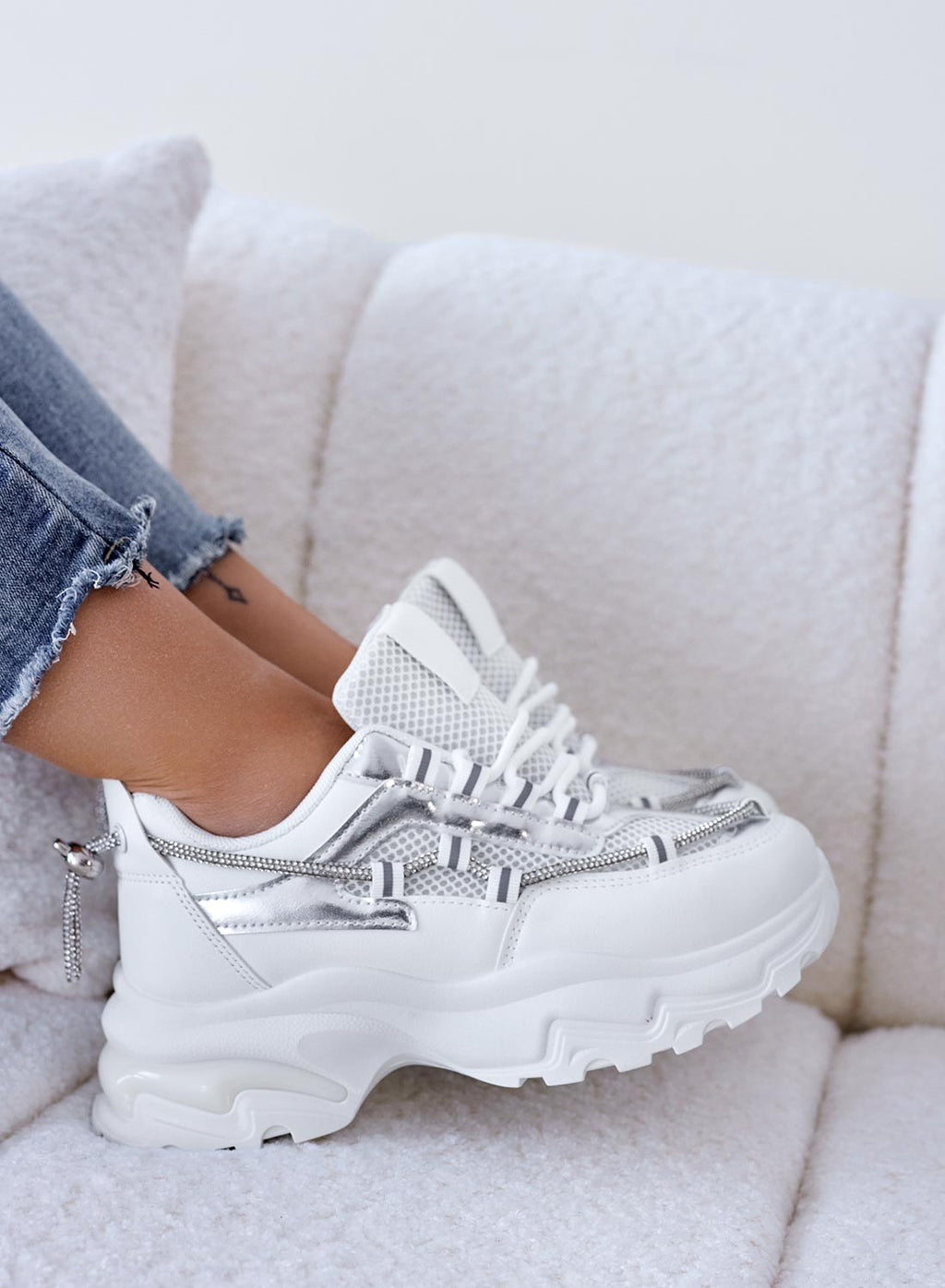 Sneakers bianche con suola alta e strass
