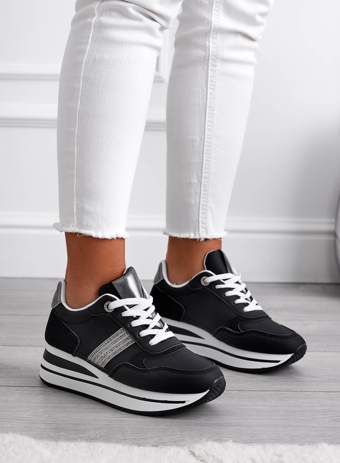 Sneakers nere con inserti e strass argento