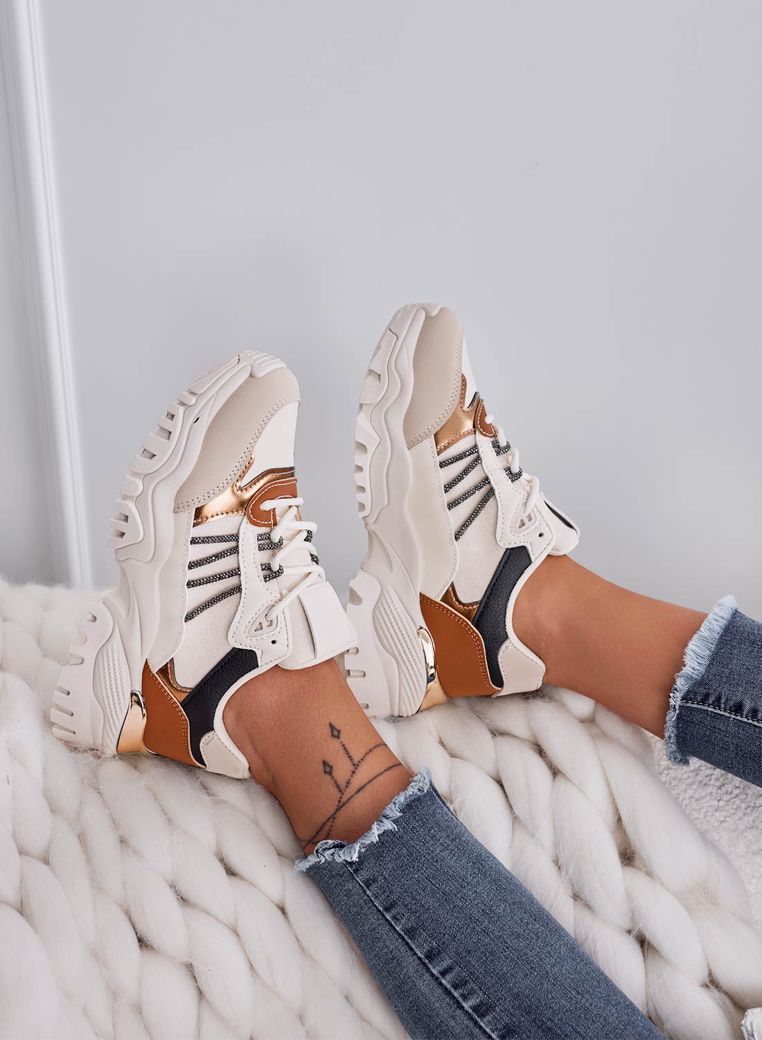 Sneakers beige con inserti marroni