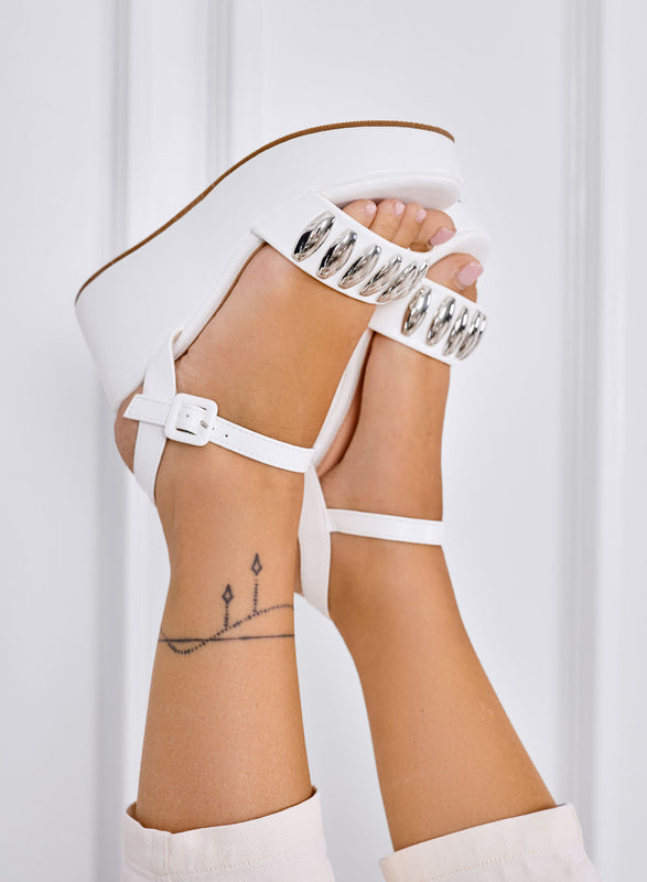 GWENDA - Sandali platform bianchi con maxi borchie argento e cinturino
