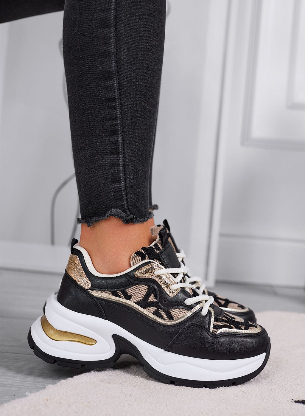 ENEA - Sneakers nere e beige con trama monogram e dettagli oro