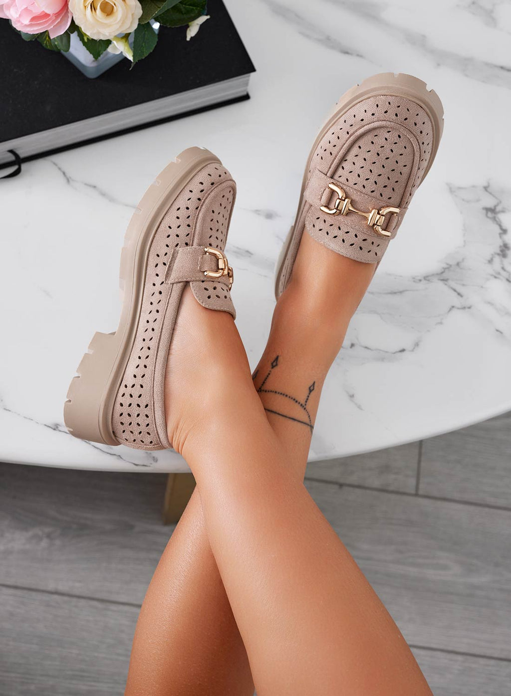TOKYO - Mocassins taupe perforés avec boucle dorée