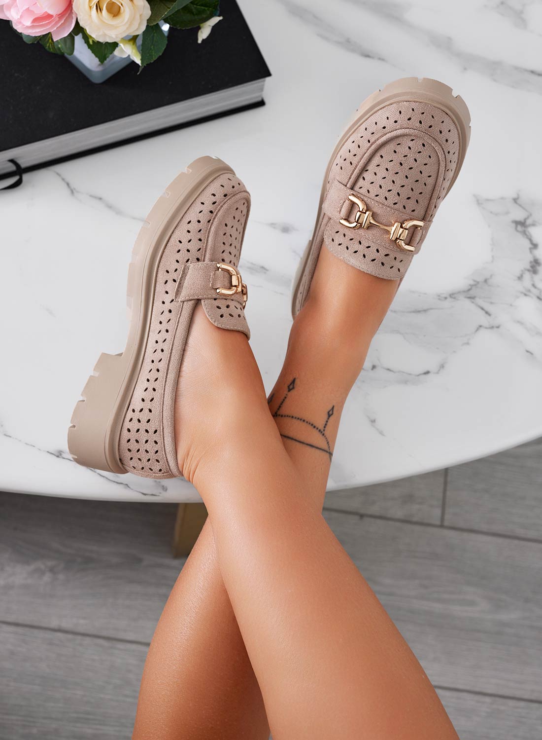 TOKYO - Mocassins taupe perforés avec boucle dorée