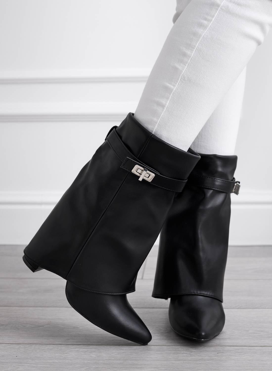 BROKEN - Black ankle boots with cuff
